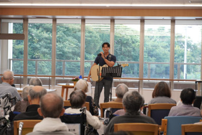 小山に響く歌声!空の舎敬老会コンサート
