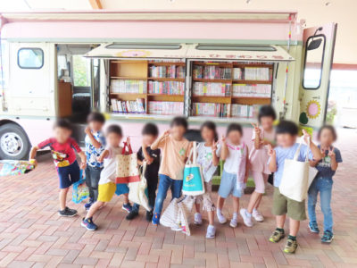 移動図書ひまわり号　りんご保育園