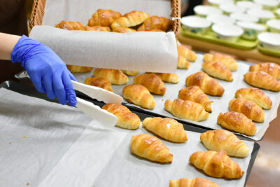 焼き立てパンの提供始めました🥐