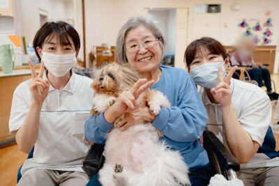 犬の癒しに包まれて けやきの舎