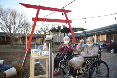 手作り神社で初詣 ひまわり荘